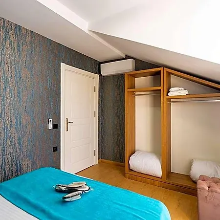 Black Palace Hotel *
